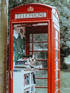 Превью обои телефонная будка, книги, улица