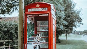 Превью обои телефонная будка, книги, улица