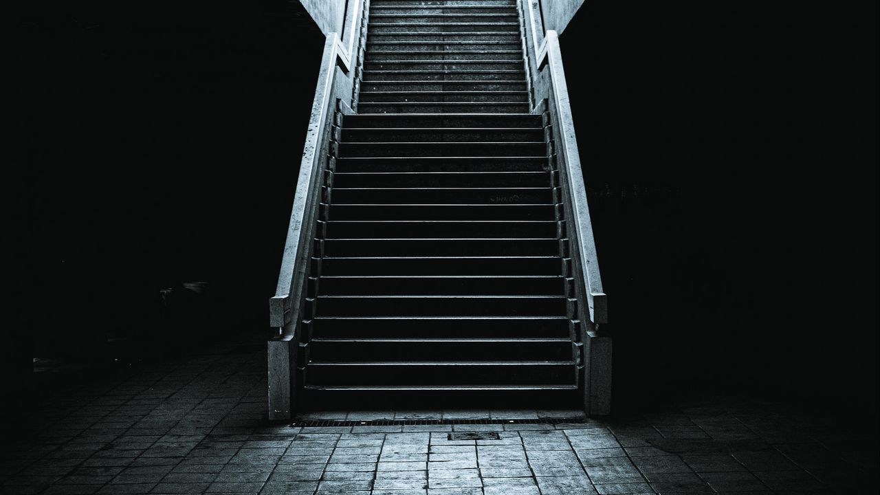 Обои темная, лестница, тоннель