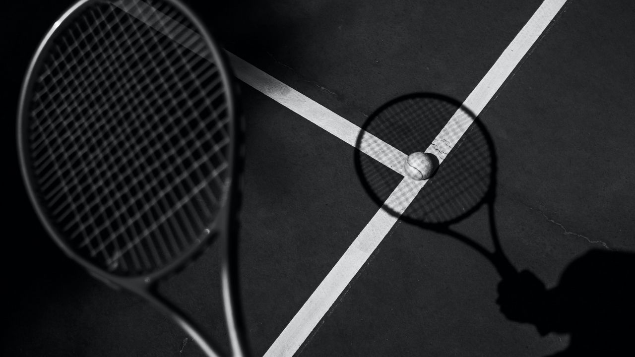 Обои теннис, ракетка, теннисный мяч, чб