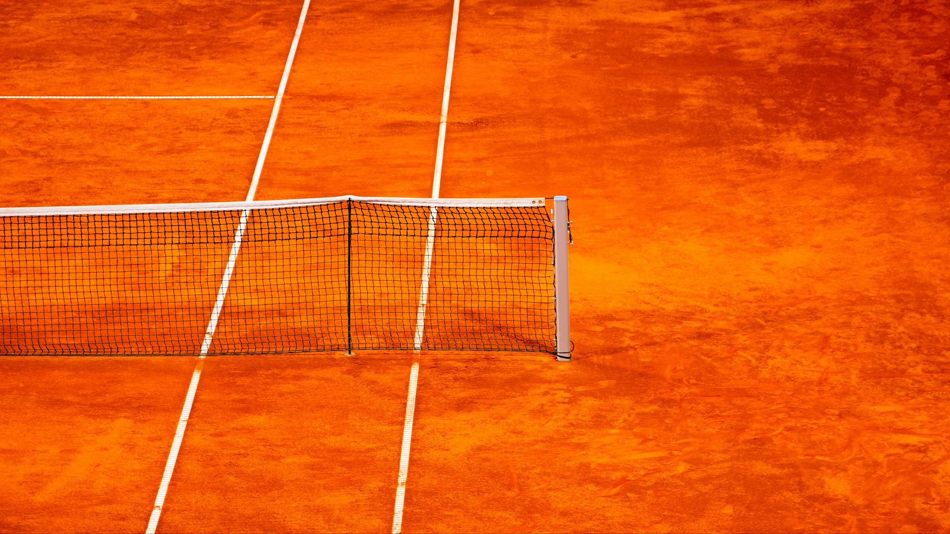 Теннисный корт с сеткой сверху