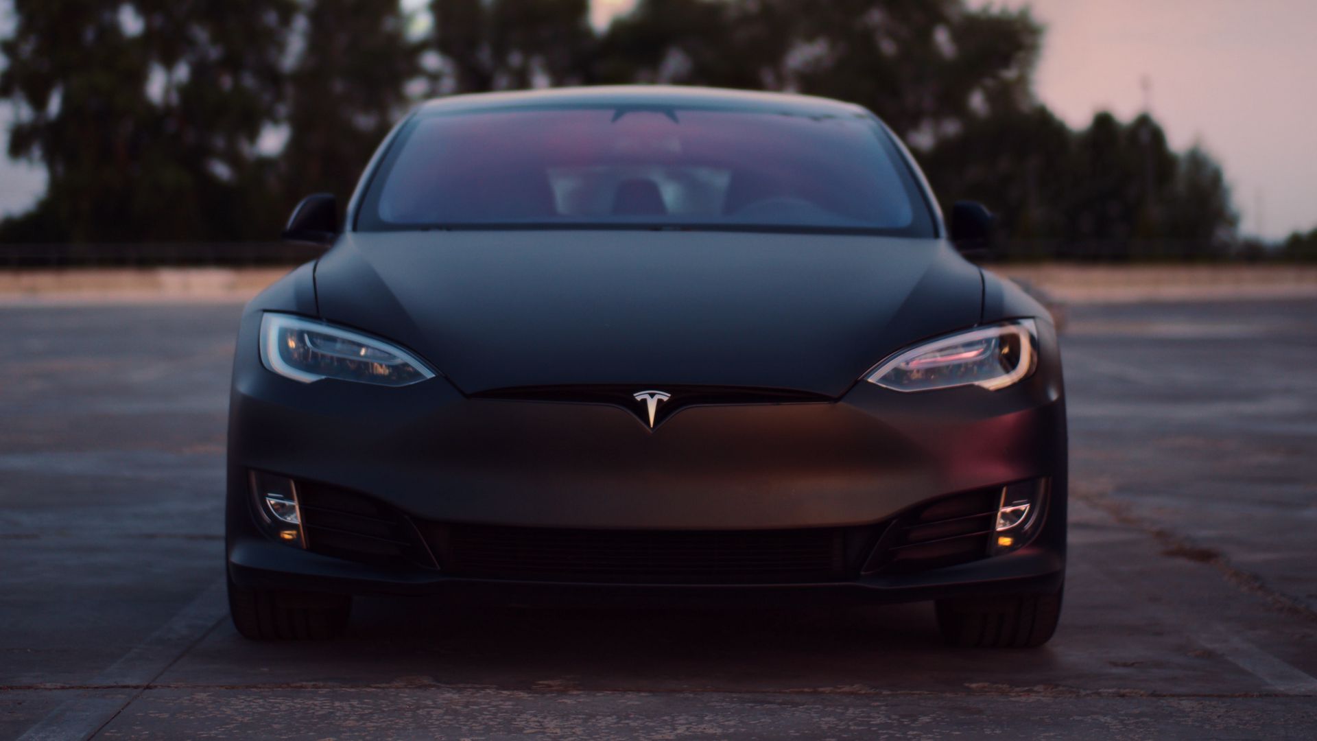 Скачать 1920x1080 tesla, автомобиль, черный, стоянка обои, картинки full  hd, hdtv, fhd, 1080p