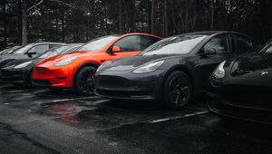 Превью обои tesla, автомобиль, черный, колесо, капли, дождь