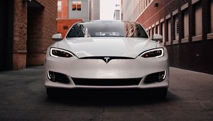 Превью обои tesla model s, tesla, машина, электрокар, белый, вид спереди