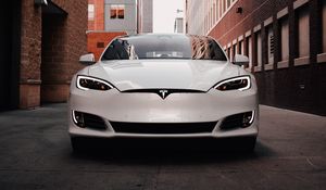 Превью обои tesla model s, tesla, машина, электрокар, белый, вид спереди