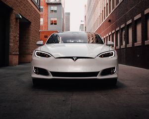 Превью обои tesla model s, tesla, машина, электрокар, белый, вид спереди