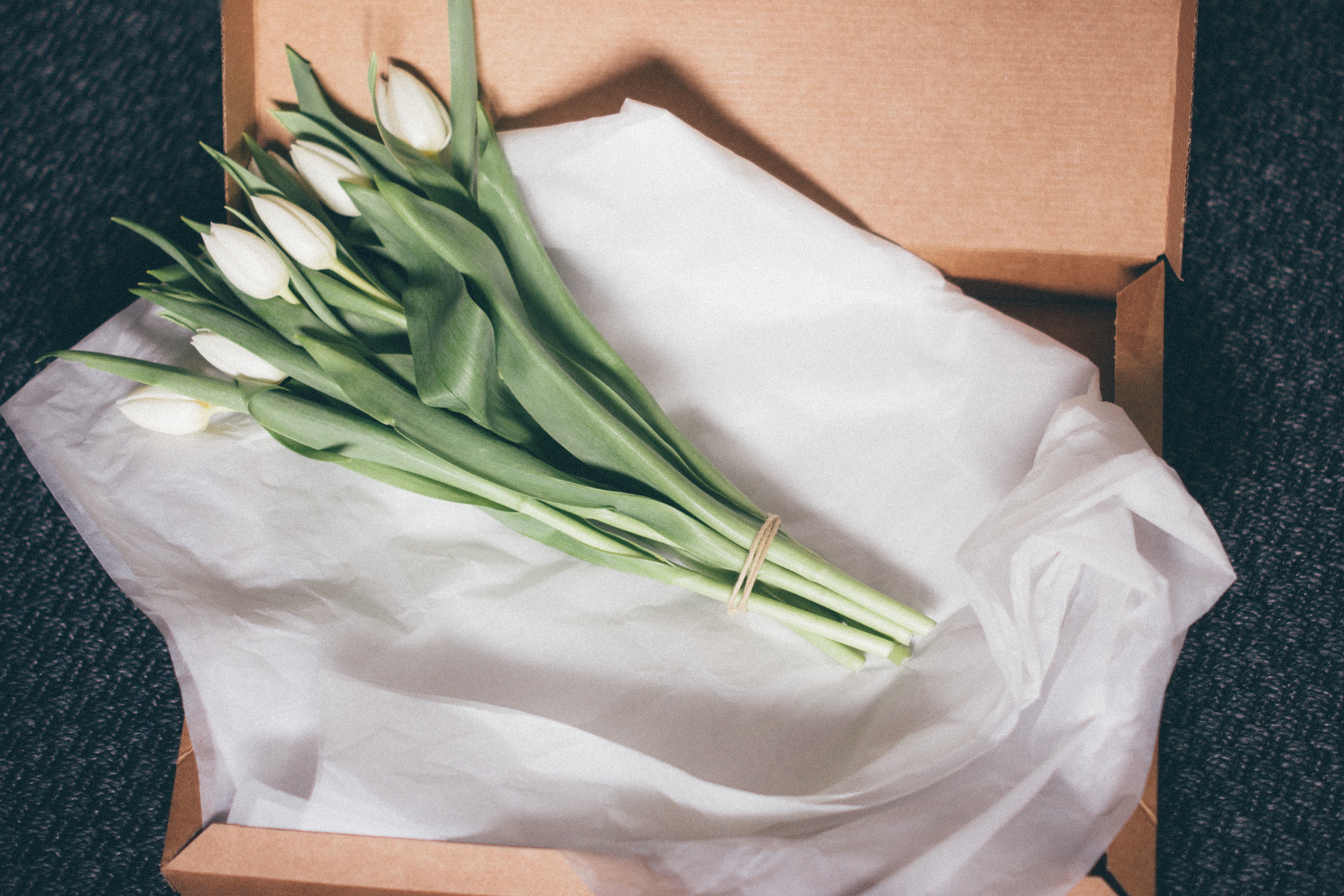 Как красиво сфоткать тюльпаны. Упаковка тюльпанов. Упаковка тюльпанов в крафт бумагу. Букет тюльпанов в упаковке. Оригинальная упаковка тюльпанов.