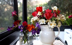 Превью обои тюльпаны, фрезия, цветы, стакан, кувшин, красота