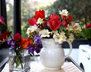 Превью обои тюльпаны, фрезия, цветы, стакан, кувшин, красота
