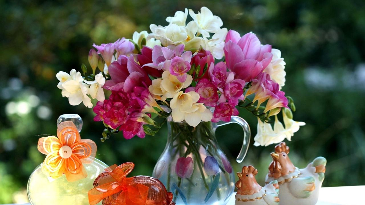 Обои тюльпаны, фрезия, цветы, букет, кувшин, фигурки, украшения