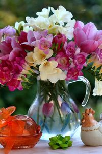 Превью обои тюльпаны, фрезия, цветы, букет, кувшин, фигурки, украшения