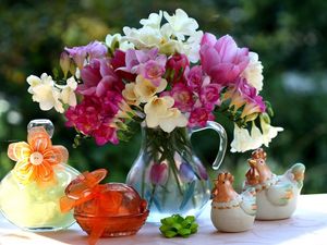 Превью обои тюльпаны, фрезия, цветы, букет, кувшин, фигурки, украшения