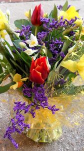 Превью обои тюльпаны, нарциссы, цветы, букет, упаковка, асфальт