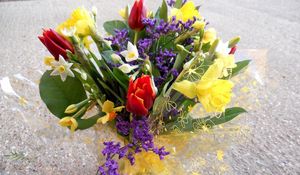Превью обои тюльпаны, нарциссы, цветы, букет, упаковка, асфальт