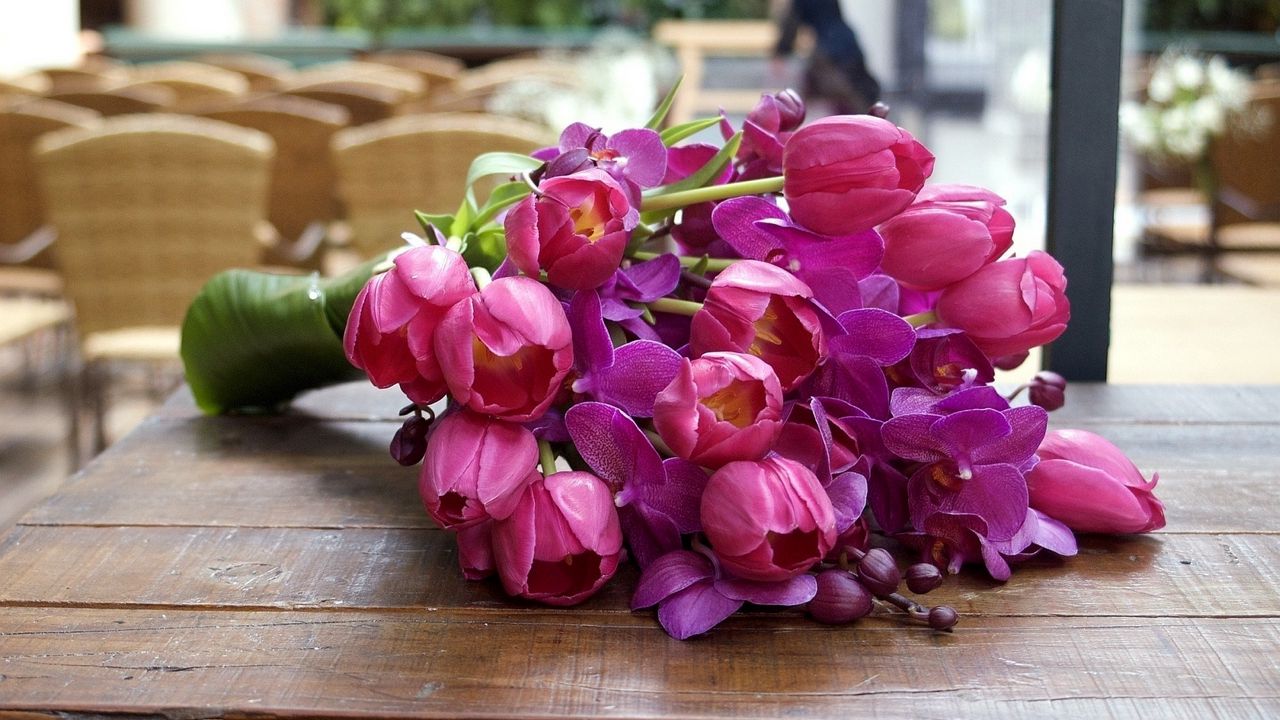 Обои тюльпаны, орхидеи, бутоны, листья, цветы, букет, стол