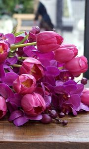 Превью обои тюльпаны, орхидеи, бутоны, листья, цветы, букет, стол