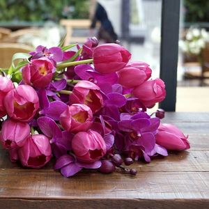 Превью обои тюльпаны, орхидеи, бутоны, листья, цветы, букет, стол