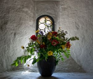 Превью обои тюльпаны, цветы, букет, ваза, окно, стены