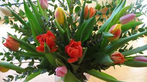 Превью обои тюльпаны, цветы, букет, зелень, ваза, красота
