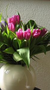 Превью обои тюльпаны, цветы, букет, листья, зелень, ваза, стена