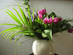 Превью обои тюльпаны, цветы, букет, листья, зелень, ваза, стена