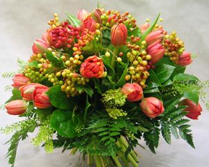Превью обои тюльпаны, цветы, букет, композиция, листья, зелень, оформление