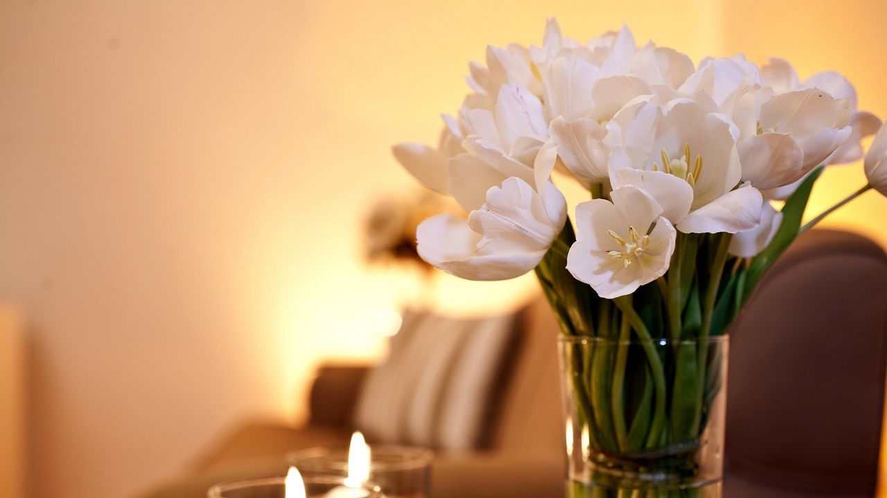 Обои тюльпаны, цветы, букет, ваза, свечи, романтика