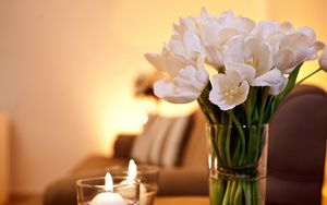 Превью обои тюльпаны, цветы, букет, ваза, свечи, романтика