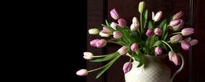 Превью обои тюльпаны, цветы, букет, ваза, стол, салфетка, кролик