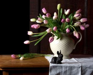 Превью обои тюльпаны, цветы, букет, ваза, стол, салфетка, кролик