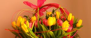 Превью обои тюльпаны, цветы, букет, корзина, оформление, бант, зелень