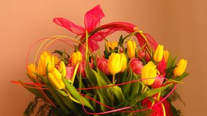 Превью обои тюльпаны, цветы, букет, корзина, оформление, бант, зелень