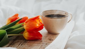 Превью обои тюльпаны, цветы, кружка, кофе, завтрак