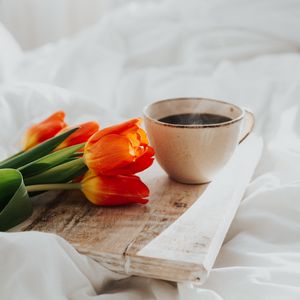 Превью обои тюльпаны, цветы, кружка, кофе, завтрак
