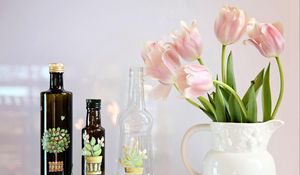 Превью обои тюльпаны, цветы, лепестки, кувшин, бутылки