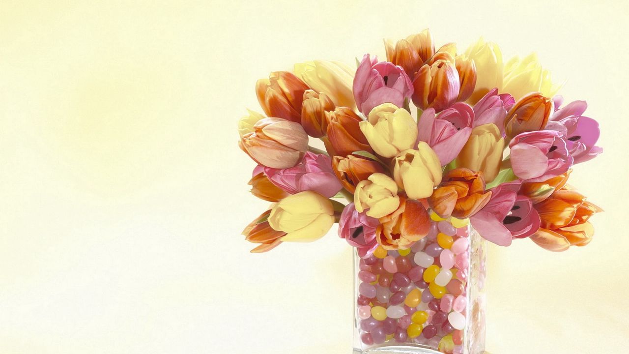 Обои тюльпаны, цветы, ваза, камни, декоративные