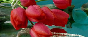 Превью обои тюльпаны, цветы, ваза, лежать, бусы, капли, вода, отражение