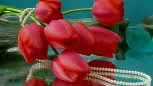 Превью обои тюльпаны, цветы, ваза, лежать, бусы, капли, вода, отражение