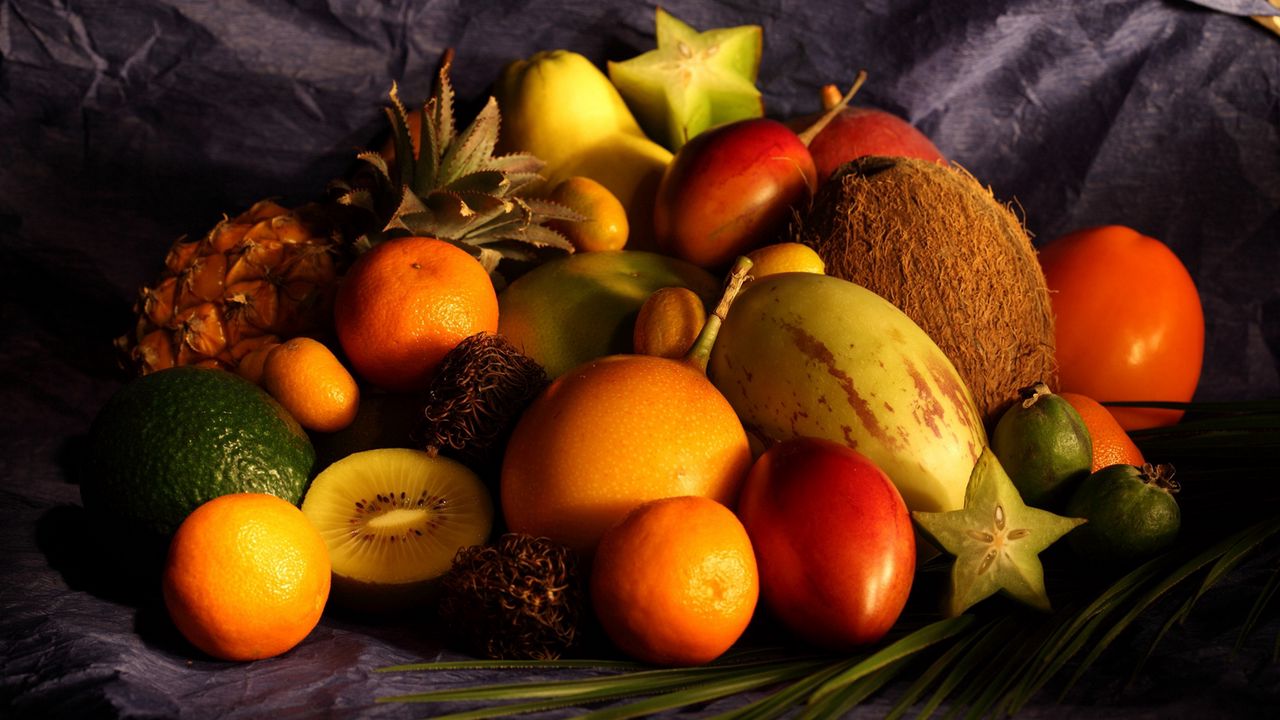 Обои ткань, стол, фрукты, кокос, гранат, грейпфрут, ананас, манго, груша, мандарин, лайм