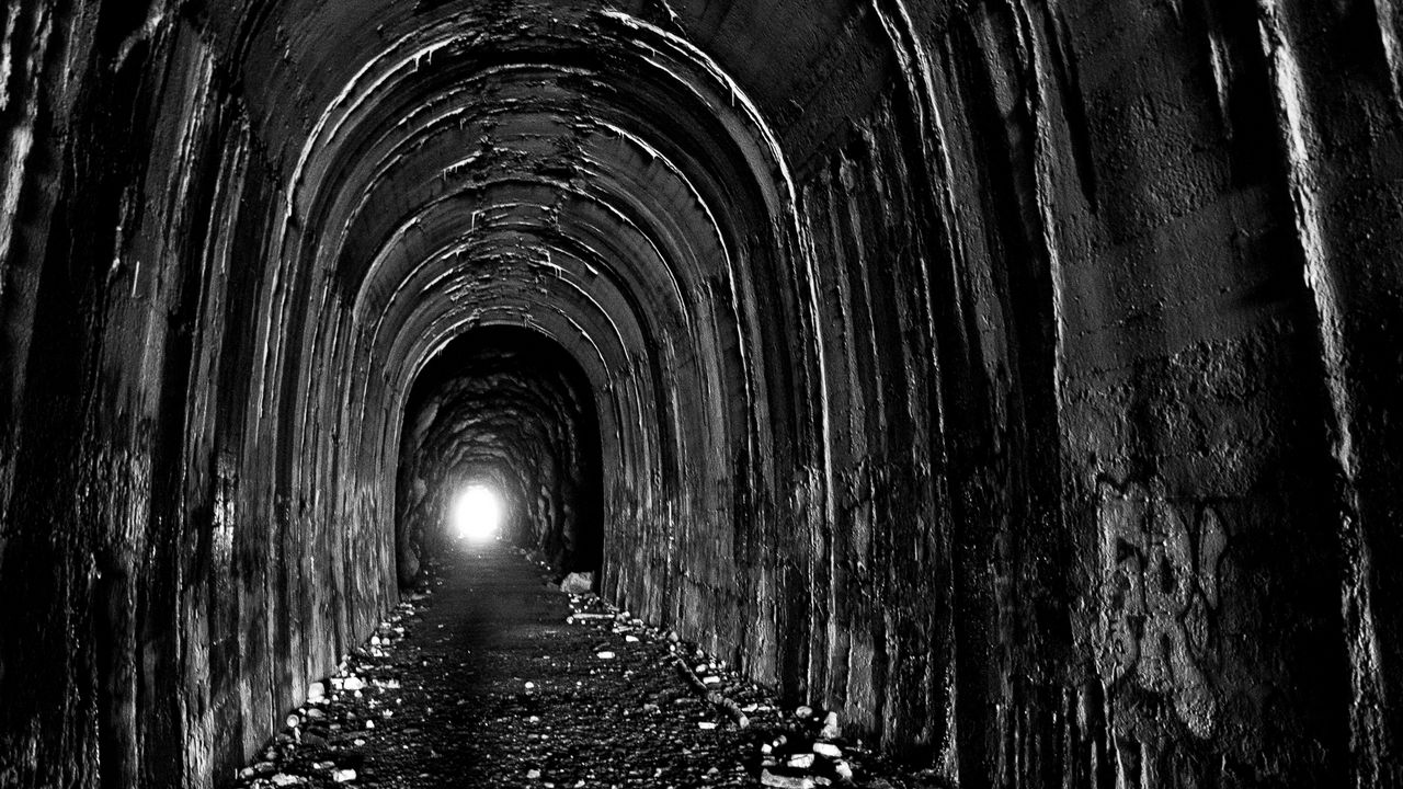 Обои тоннель, арка, чб, свет, выход