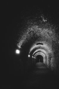 Превью обои тоннель, арка, одинокий, чб