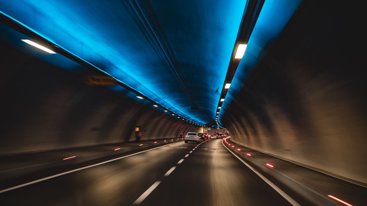 Обои тоннель, автомобили, скорость, движение, подсветка