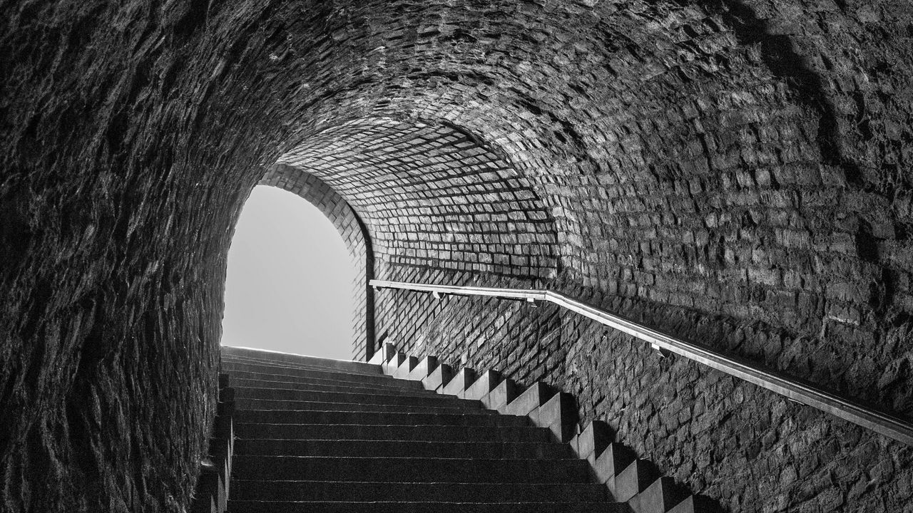 Обои тоннель, лестница, чб, ступени