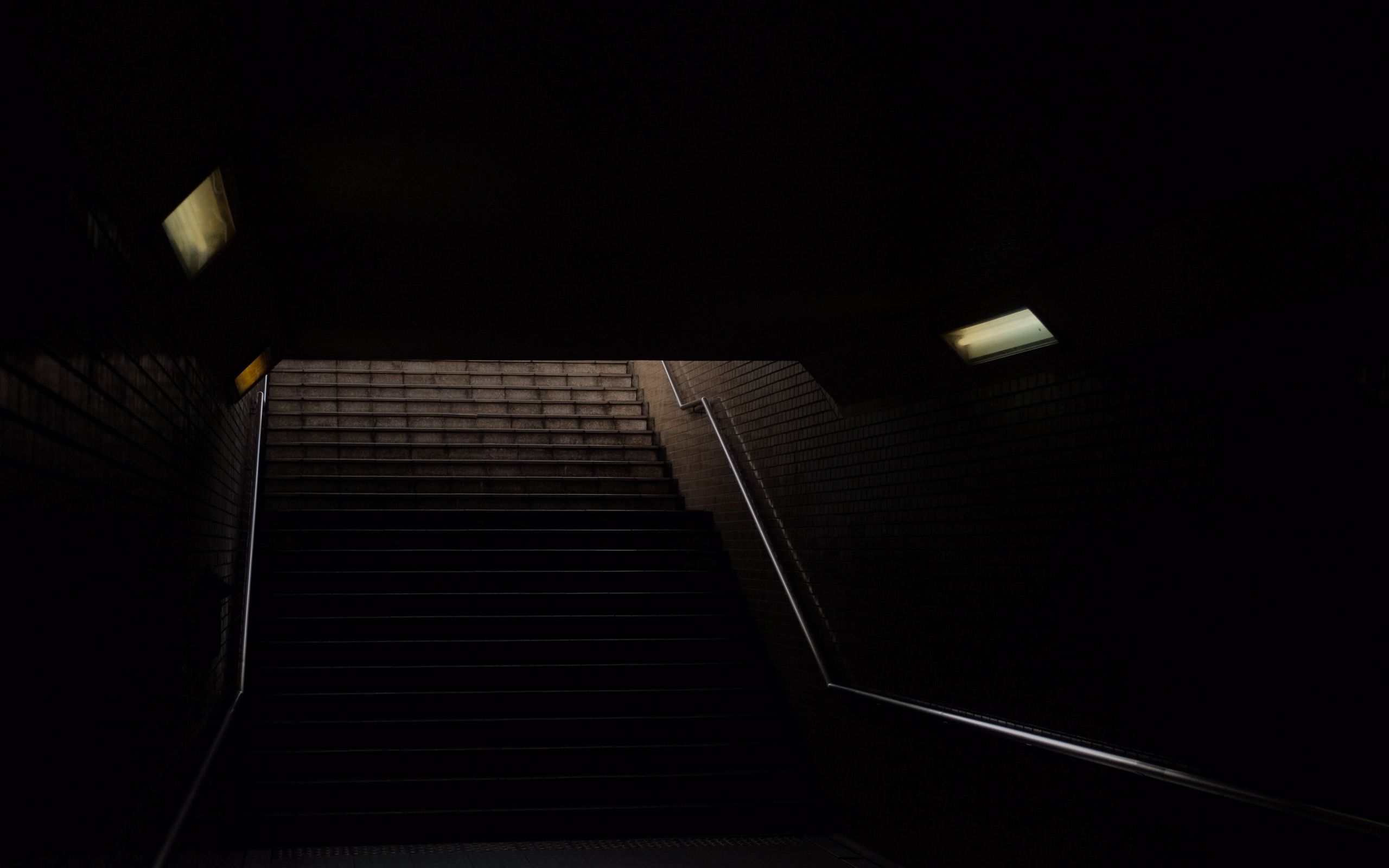 Темный туннель лестницей. Лестница в темноту. Тоннель в темноту. Лестница в тоннеле. Лестница в темноте