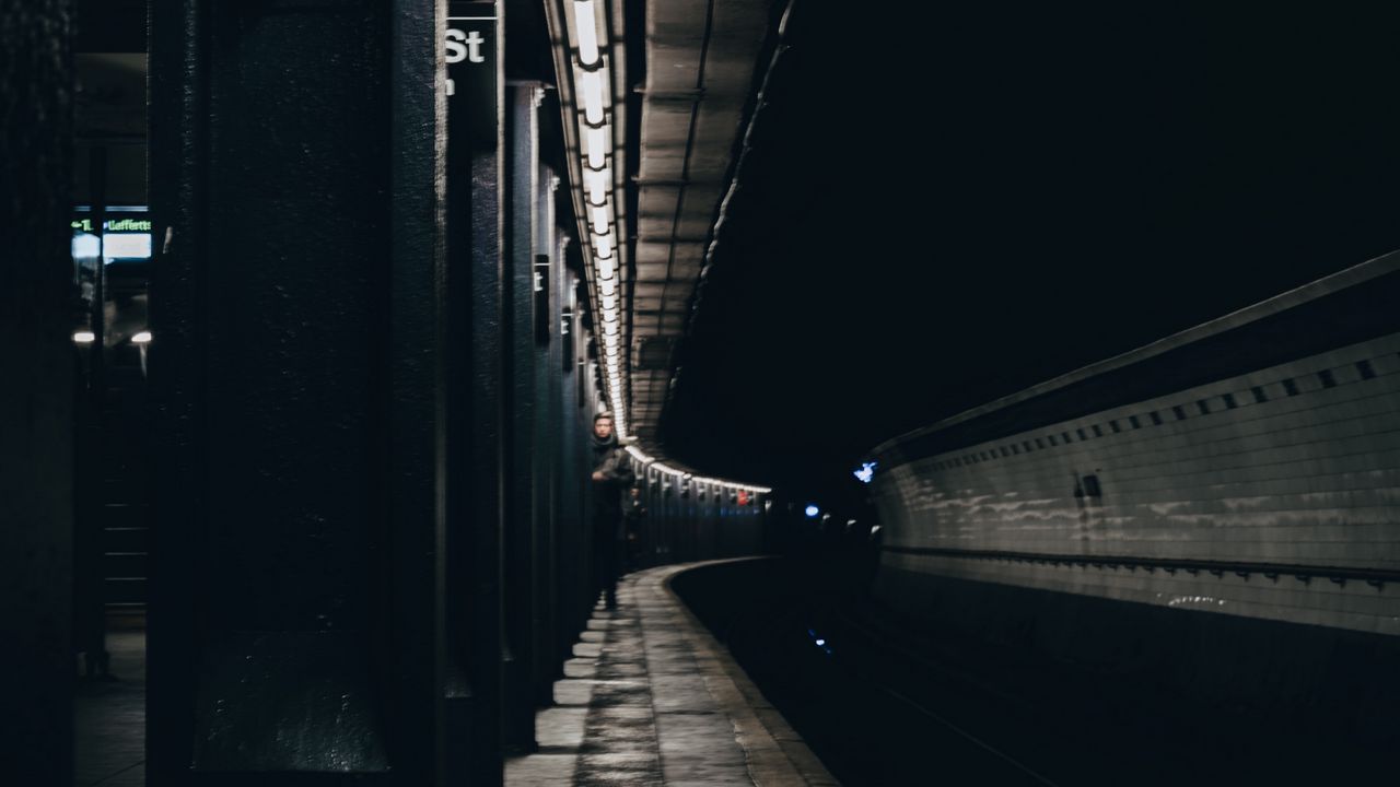 Обои тоннель, метро, человек, силуэт, темный