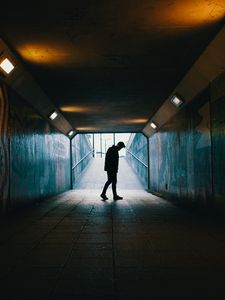 Превью обои тоннель, силуэт, подземный, темный, одиночество