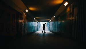 Превью обои тоннель, силуэт, подземный, темный, одиночество
