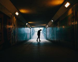 Превью обои тоннель, силуэт, подземный, темный, одиночество