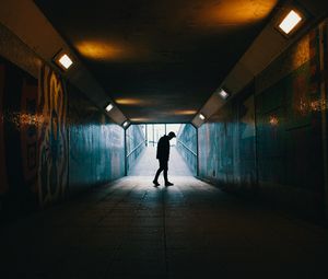 Превью обои тоннель, силуэт, подземный, темный, одиночество