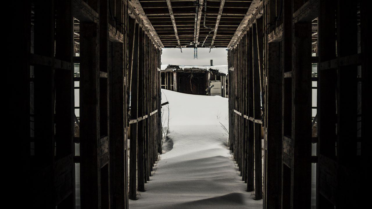 Обои тоннель, снег, темный, деревянный, сугробы